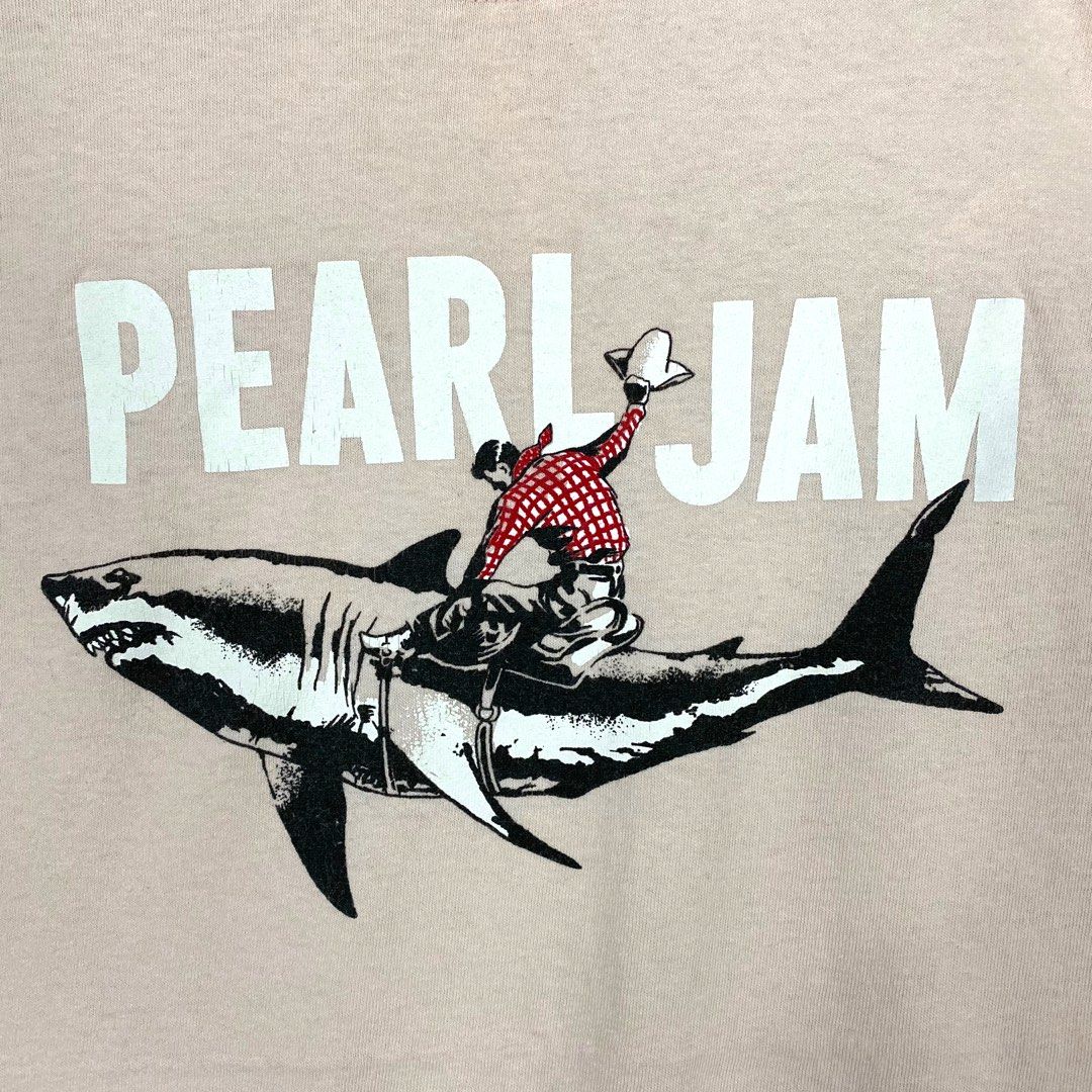 PEARL JAM UNISEX T-SHIRT: SHARK   ..... L