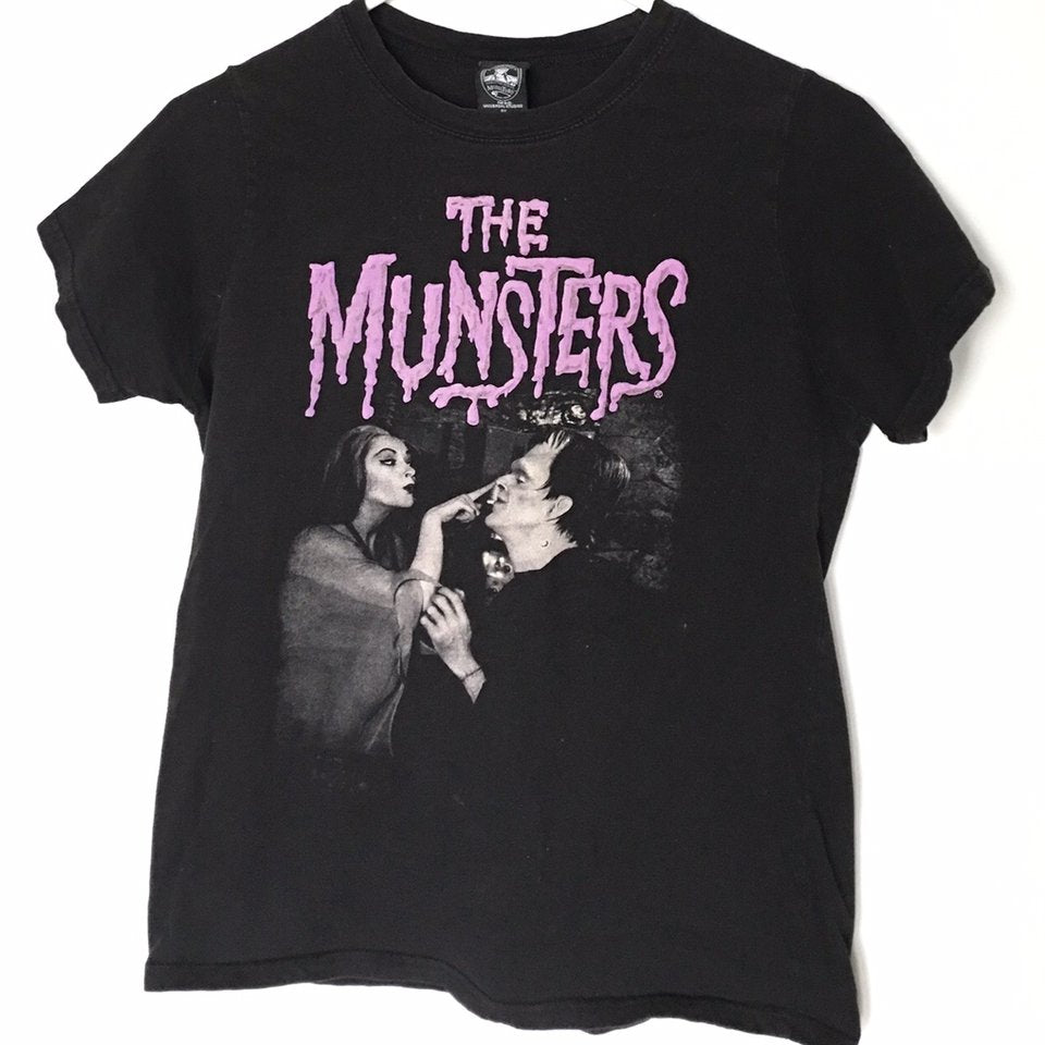 MUNSTERS, the - LILY & HERMAN (MUNSTERS LOGO IN PURPLE) ..... M